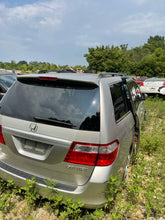 Load image into Gallery viewer, 2005 Honda Odyssey (Tan)
